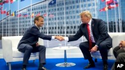 El presidente de Francia, Emmanuel Macron, y el presidente de EE.UU., Donald Trump, se reunieron al margen de la cumbre de OTAN en Bruselas el miércoles, 11 de julio de 2018.