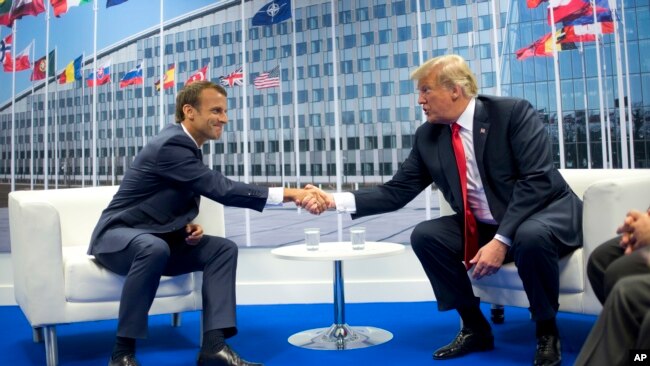 El presidente de Francia, Emmanuel Macron, y el presidente de EE.UU., Donald Trump, se reunieron al margen de la cumbre de OTAN en Bruselas el miércoles, 11 de julio de 2018.