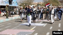 گروهی از شبه‌نظامیان حوثی در صنعا، پایتخت یمن 