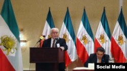 خسرو اکمل در حال سخنرانی در کنگره حزب مشروطه ایران