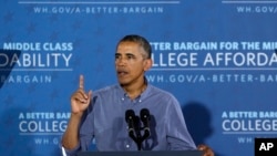 Tổng thống Barack Obama phát biểu về chi phí đại học hợp lý hơn trong khi đi thăm Trường Trung học Henninger hôm 22/8/2013 ở Syracuse, bang New York. 