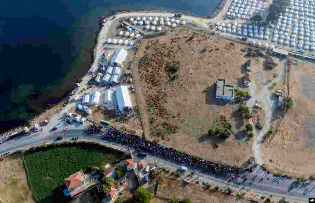 그리스 레스보스섬에서 대형 화재로 불탄 모리아 난민캠프를 대체할 카라테페 임시수용소가 마련됐다. 캠프에서 지내던 난민 5천명 중 135명이 신종 코로나바이러스 검사에서 양성 판정을 받았다.