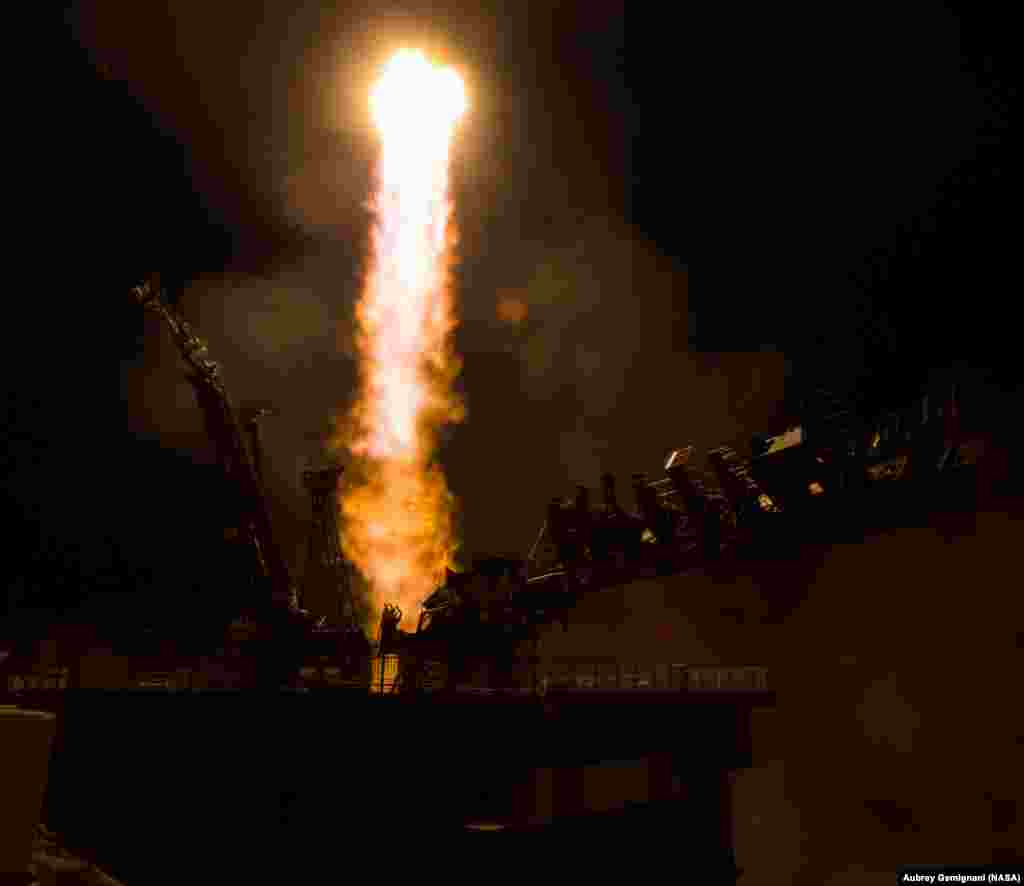 O fogetão &quot; Soyuz TMA-20M&quot;&nbsp; descola do cosmodromo de Baikonur no Casaquistão levando a bordo o comandante&nbsp; Alexey Ovchinin da Roscosmos, o engenheiro de vôo Jeff Williams da NASA, e o engenheiro de vôo Oleg Skripochka da Roscosmos para uma missão de 5 meses na Estação Espacial Intermacional.