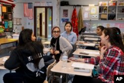 Hannah Shraim, 17 tahun (tengah) berbincang dengan teman-teman sekelasnya di SMU Northwest di Germantown, 10 Mei 2016. (Foto: AP/Ilustrasi)