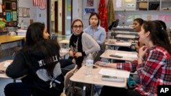 Hannah Shraim (17 tahun), seorang siswi SMA Muslim berbincang dengan teman-temannya di dalam kelas di sekolahnya (foto: ilustrasi). 