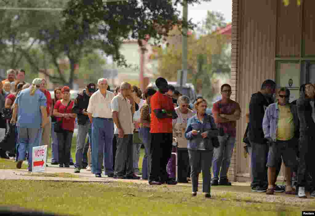 ریاست فلوریڈا کے ایک پولنگ اسٹیشن کے باہر لمبی قطار
