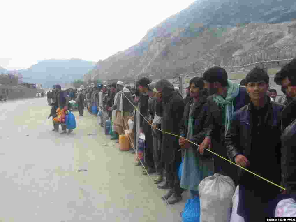 پاکستان نے افغانستان کے ساتھ اپنی سرحد پر طورخم اور چمن کی گزر گاہیں منگل کی صبح کھول دیں۔