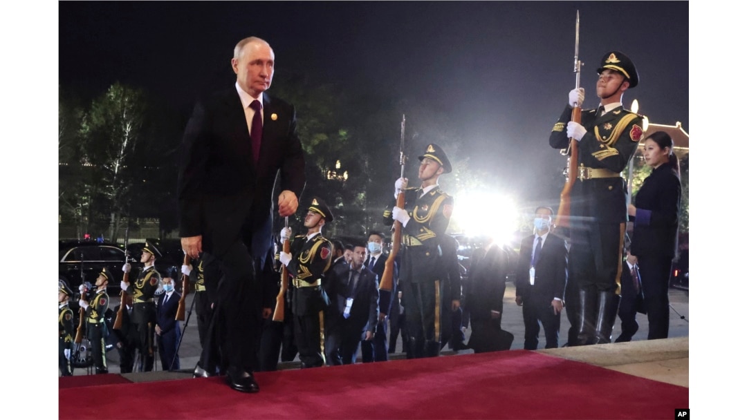 Ruski predsednik Vladimir Putin prolazi pored počasne garde kineske Narodno oslobodilačke armije, nakon što je stigao u Peing, na Forum Inicijative "Pojas i put", u Kini, 17. oktobra 2023.