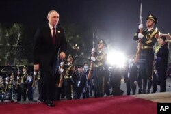 Presiden Rusia Vladimir Putin tiba untuk upacara penyambutan para kepala delegasi yang berpartisipasi dalam Forum Inisiatif Sabuk dan Jalan di Beijing, China, pada Selasa, 17 Oktober 2023. (Foto: via AP)