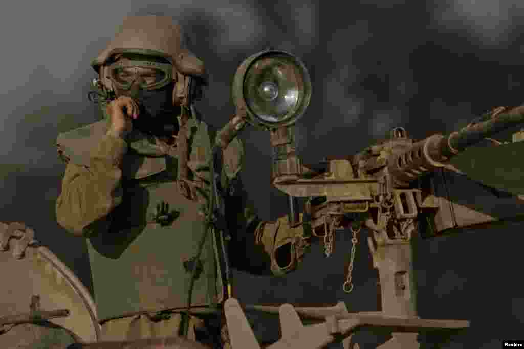 Seorang tentara Israel mengendarai kendaraan lapis baja ke sebuah posisi di dekat perbatasan Israel dan Gaza (10/7). (AP/Ariel Schalit)