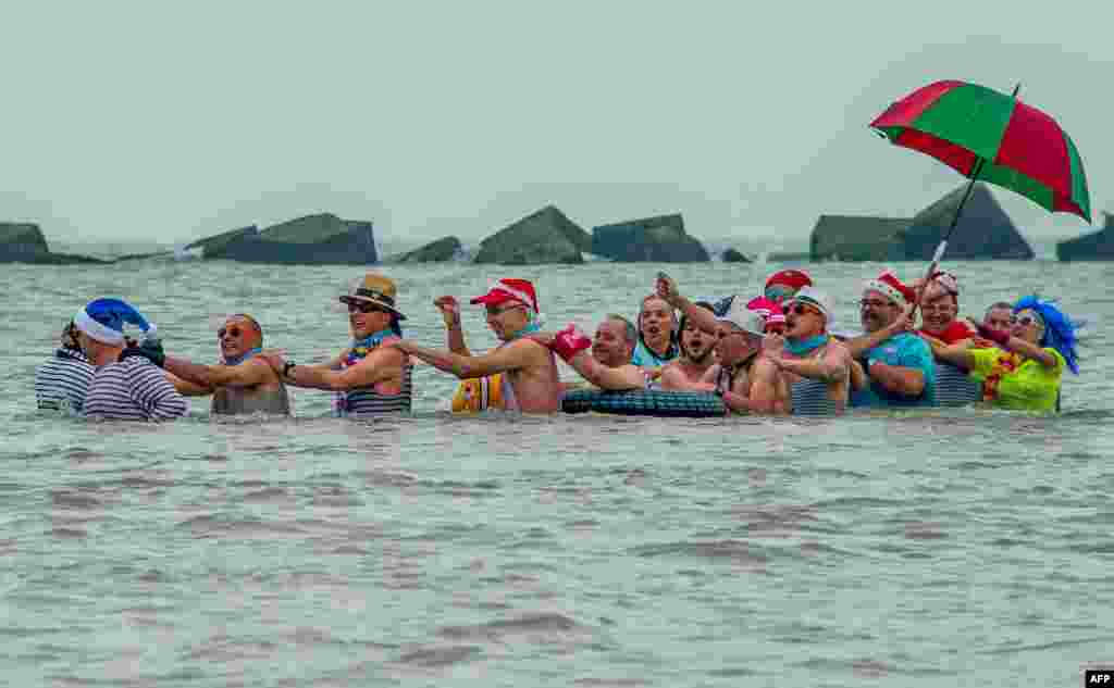 프랑스 북부 말로해변 방문객들이 신년 행사의 일환으로 해수욕을 즐기고 있다.