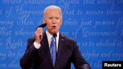 Joe Biden, calon presiden AS dari Partai Demokrat, dalam debat capres kedua dan terakhir, di Belmont University, Nashville, Tennessee, Kamis, 22 Oktober 2020. (Foto: Jonathan Ernst/Reuters)