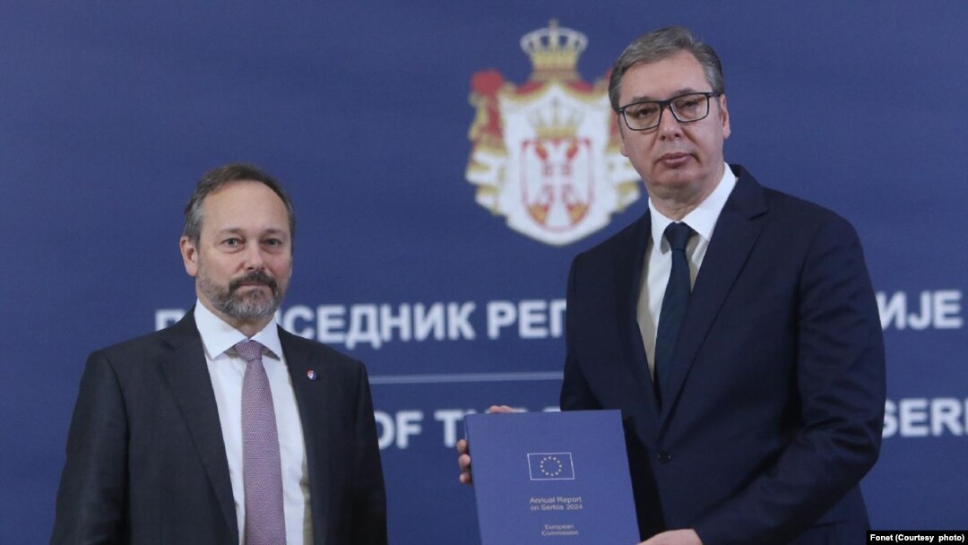 Predsednik Srbije Aleksandar Vučić sastao se sa šefom Delegacije Evropske unije Emanueleom Žiofreom koji mu je predao Godišnji izveštaj Evropske komisije o Srbiji 2024 (Foto: Fonet/ Zoran Mrđa)
