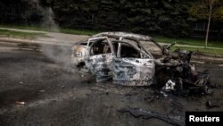 Vue d'une voiture détruite, dans laquelle des cadavres ont été retrouvés, à la suite d'un bombardement russe à Kharkiv, Ukraine, le 21 avril 2022. (REUTERS/Alkis Konstantinidis)