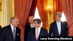 جان کری، داوود احمد اغلوو (وزیر امور خارجه ترکیه)، ویلیام هیگ، و لوران فابیوس، وزرای خارجه. پاریس، ۱۶ سپتامبر ۲۰۱۳ 