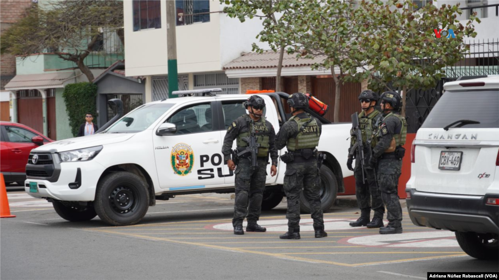 Paralelo a la reunión, transportistas peruanos mantienen un paro de actividades para reclamar medidas contra la delincuencia, por lo que las medidas de seguridad se enfocan también en este punto.