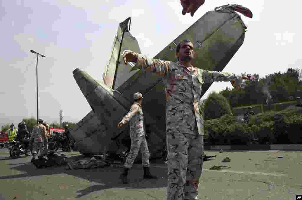 مأموران سپاه جلوی تجمع مردم در محل سقوط هواپیما را می گیرند - تهران، ۱۹ مرداد ۱۳۹۳