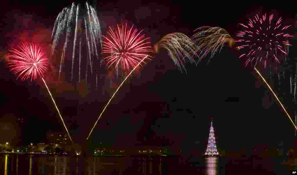 브라질 리우데자네이루에서 수상 크리스마트리의 점등식을 축하하기 위한 불꽃놀이가 열렸다.