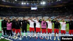 Futbolîstên Tirk di maça Fransayê de silava leşkerî didin
