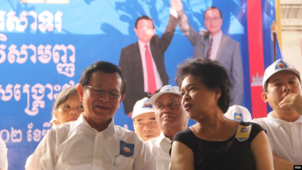 លោកស្រីតំណាងរាស្ត្រ ជូឡុង ស៊ូម៉ូរ៉ា ជជែកជាមួយប្រធាគណបក្សសង្គ្រោះជាតិ លោក កឹម សុខា អំឡុងពេលចូលរួមសមាជគណបក្ស កាលពីថ្ងៃទី២ ខែមិនា ឆ្នាំ២០១៧។ (អូន ឆេងប៉រ/VOA)