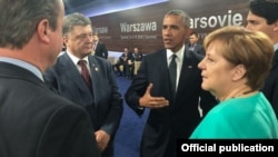 ABŞ prezidenti Barak Obama, Almaniya kanslerti Angela Merkel və Ukrayna prezidenti Petro Poroşenko NATO sammitində