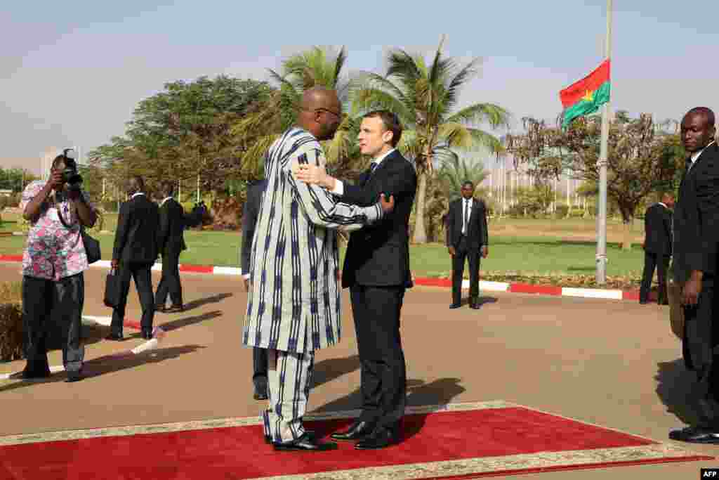 Le président français Emmanuel Macron et son homologue burkinabè Roch Marc Christian Kabore lors d&#39;une cérémonie au Palais présidentiel, à Ouagadougou, le 28 novembre 2017.