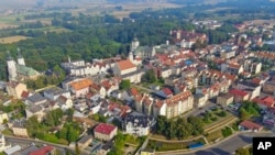 ARCHIVO - En esta foto distribuida por el ayuntamiento de Glogowek, se ve al fondo el castillo del poblado, en Glogowek, Polonia, el 5 de agosto de 2022. 