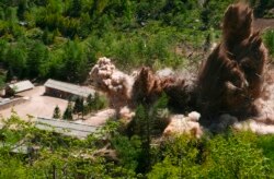 북한은 2018년 5월 외국 기자들이 지켜보는 가운데 함경북도 길주군 풍계리 핵실험장을 폭파했다.