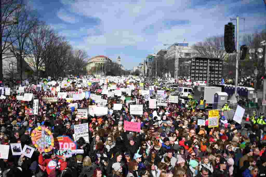 Une foule manifeste lors du rassemblement "March for Our Lives" à Washington, le 24 mars 2018.