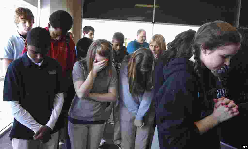 Сторонники Рка Санторума молятся перед началом его выступления. Штат Огайо, 5 марта 2012 г.