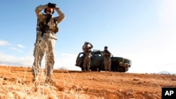 Soldados de la Guardia Nacional patrullan la frontera EE.UU-México en Sasabe, Arizona. Enero 19 de 2007. El Pentágono anunció que las tropas adicionales que se están enviando a la frontera sur permanecerán emplazadas hasta que se construya el muro prometido por el presidente Donald Trump. 