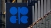 Logo Organisasi Negara Pengekspor Minyak (OPEC) berada di luar kantor pusatnya menjelang pertemuan OPEC dan NON-OPEC, Austria, 6 Desember 2019. (Foto: REUTERS/Leonhard Foeger)