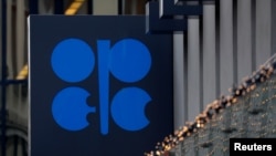 Logo Organisasi Negara Pengekspor Minyak (OPEC) di luar kantor pusatnya menjelang pertemuan OPEC dan non-OPEC, Austria, 6 Desember 2019. (Foto: REUTERS/Leonhard Foeger)