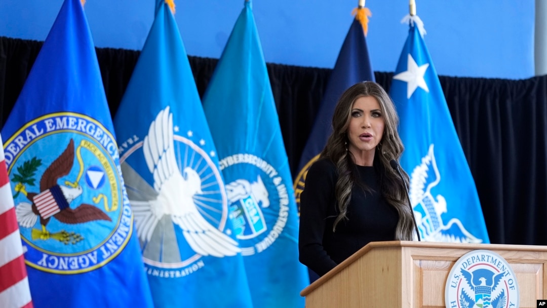 Menteri Keamanan Dalam Negeri AS Kristi Noem berbicara kepada para pegawai departemen tersebut dalam sebuah acara di Washington, pada 28 Januari 2025. (Foto: AP/Manuel Balce Ceneta)