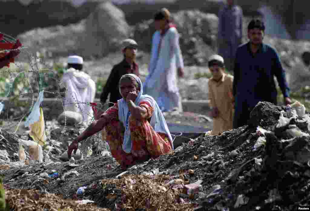 Une femme fuyant l&#39;offensive militaire contre les militants pakistanais dans le Waziristan du Nord se trouve en face d&#39;un point de distribution de colis alimentaire pour les personnes déplacées à l&#39;intérieur du pays (PDI) à Bannu, dans la province de Khyber-Pakhtunkhwa du Pakistan, le 6 Juillet 2014 (Reuters) 