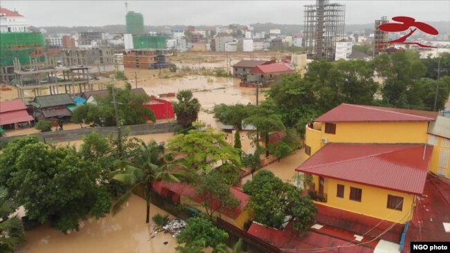 2019年夏天，西哈努克港遭受了前所未有的大水災。據當地一些非政府組織表示，這與中國人在這裏大量而迅速的開發有很大的關係。（圖片來自非政府組織「達邦樹蔭」提供的視頻）