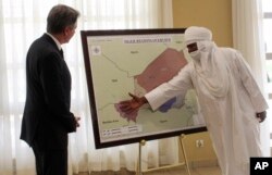 FILE - A Nigerien official explains to US Secretary of State Antony Blinken, left the context of the jihadist crisis in Niger, at the US Embassy, in Niamey, Niger, Thursday, March 16, 2023.