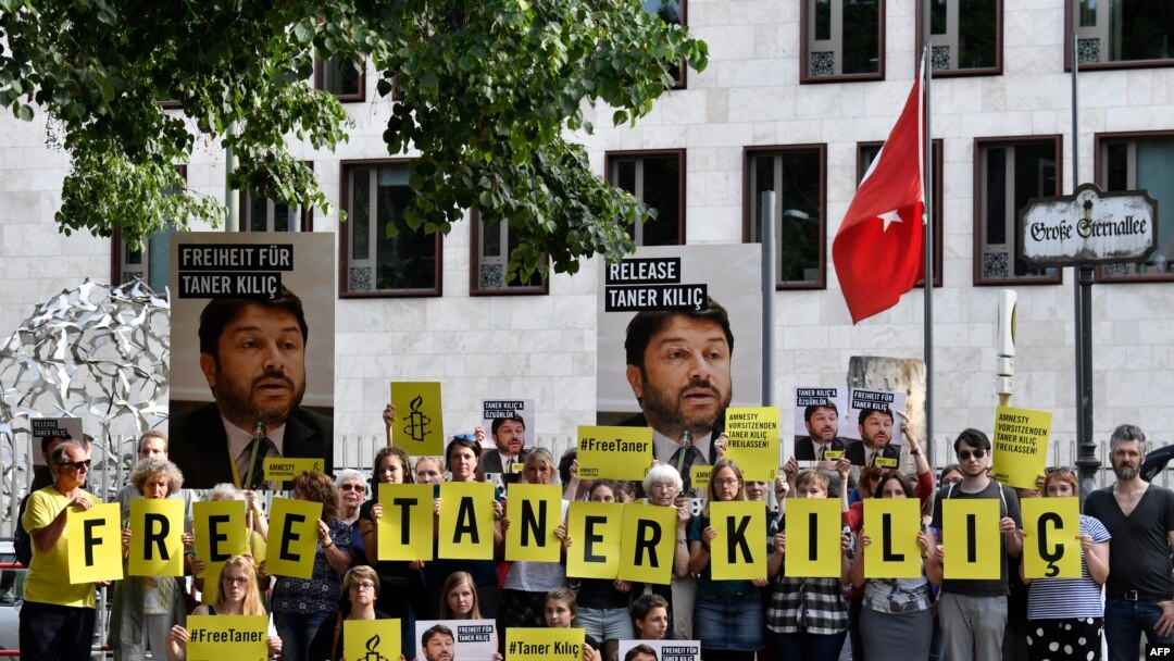 Aktivis Amnesty International melakukan aksi unjuk rasa menentang penahanan kepala Amnesty International di Turki, Taner Kilic, di depan Kedutaan Besar Turki di Berlin, Jerman, 15 Juni 2017. (Foto: dok).