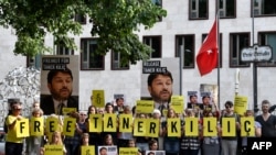 Aktivis Amnesty International melakukan aksi unjuk rasa menentang penahanan kepala Amnesty International di Turki, Taner Kilic, di depan Kedutaan Besar Turki di Berlin, Jerman, 15 Juni 2017. (Foto: dok).