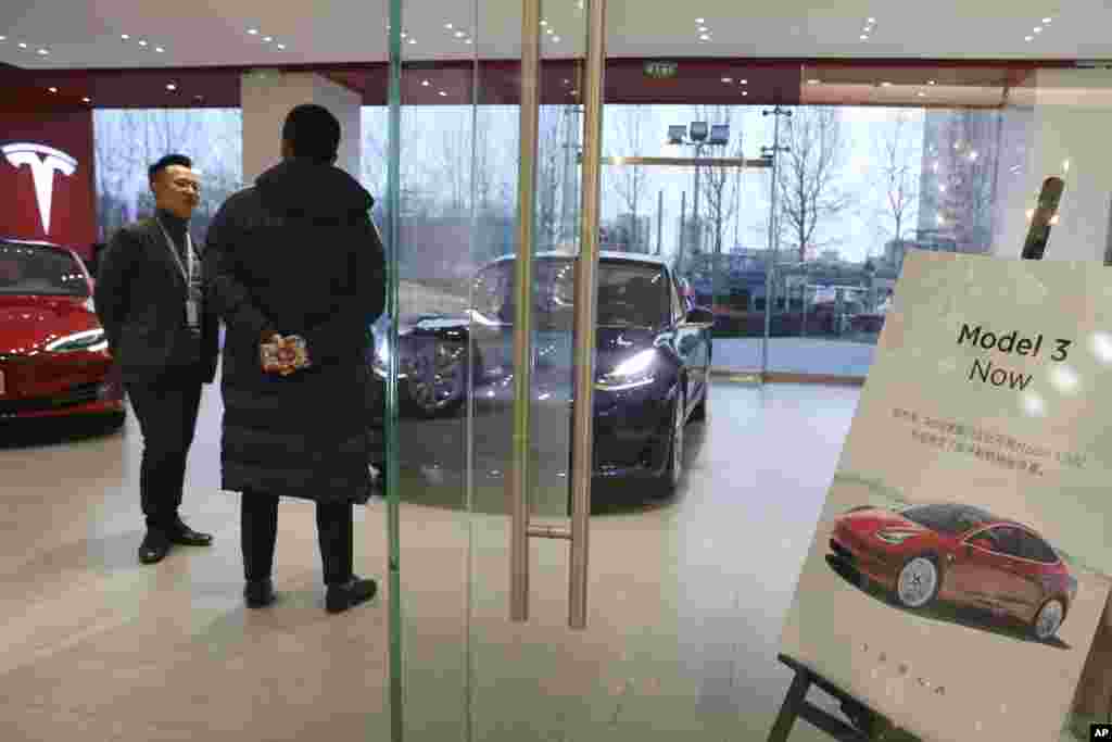 2019年1月7日在北京的特斯拉商店，销售人员与顾客交谈。特斯拉今年10月在中国只卖出了211辆汽车，在华销售量同比下跌70%。特斯拉在华销售的汽车都依赖进口。而中国政府今年7月时对美国进口的汽车产品加征了40%的关税。公司表示中国的关税大大伤害了特斯拉的在华销售量。特斯拉的首席执行官马斯克不久前表示将下调在中国销售的Model X和Model S两个车型的售价，以应对上升的关税对销售量带来的影响。