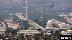 미국 수도 워싱턴의 연방의사당(오른쪽)과 워싱턴기념탑.