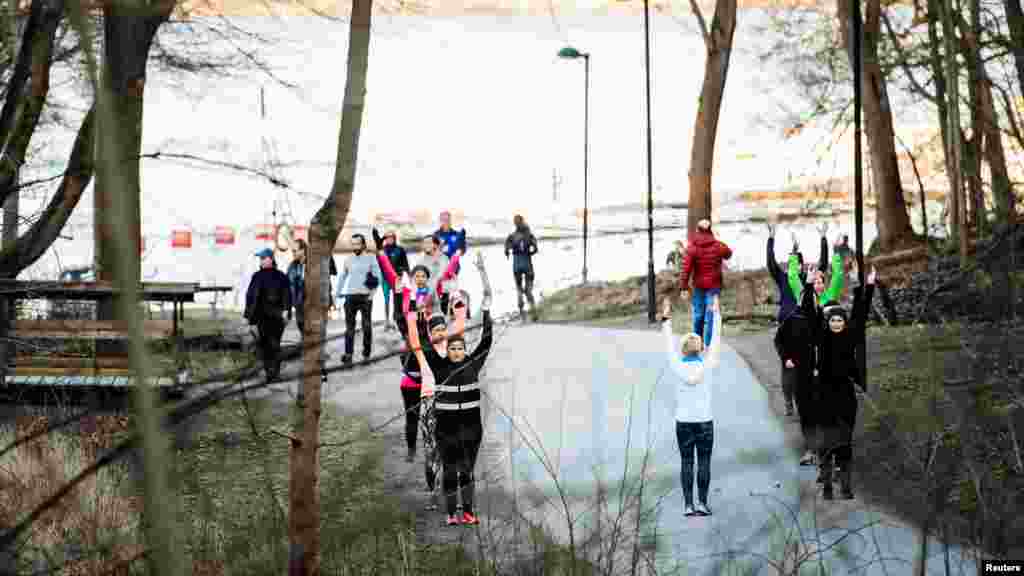 En un parque de Estocolmo, Suecia, residentes participan en una rutina de ejercicios grupales al aire libre. Varios se reúnen en estos espacios públicos para poder apoyarse en las actividades deportivas y como una manera de encontrar apoyo en situaciones de tensión como la causada por la pandemia del coronavirus.