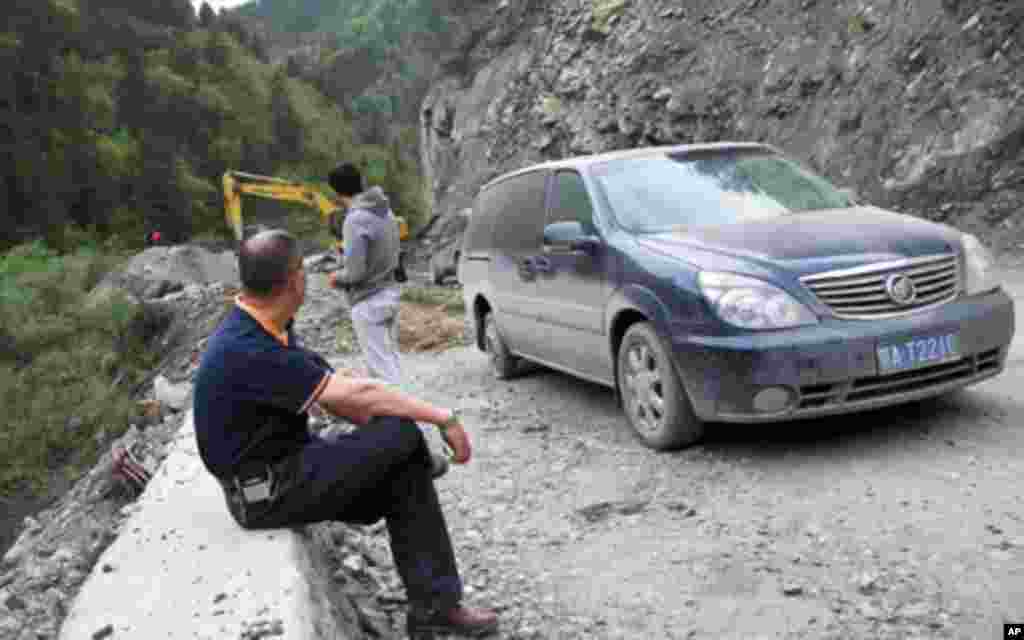 缪师傅无奈地坐等救援