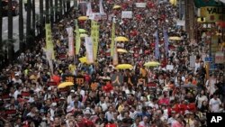 Protesters against an extradition law march along a downtown street in Hong Kong, April 28, 2019. 