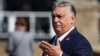 Perdana Menteri Hungaria Viktor Orban berbicara kepada wartawan saat tiba di Pertemuan Komunitas Politik Eropa di Istana Blenheim di Woodstock, dekat Oxford, pada 18 Juli 2024. (Foto: AFP)