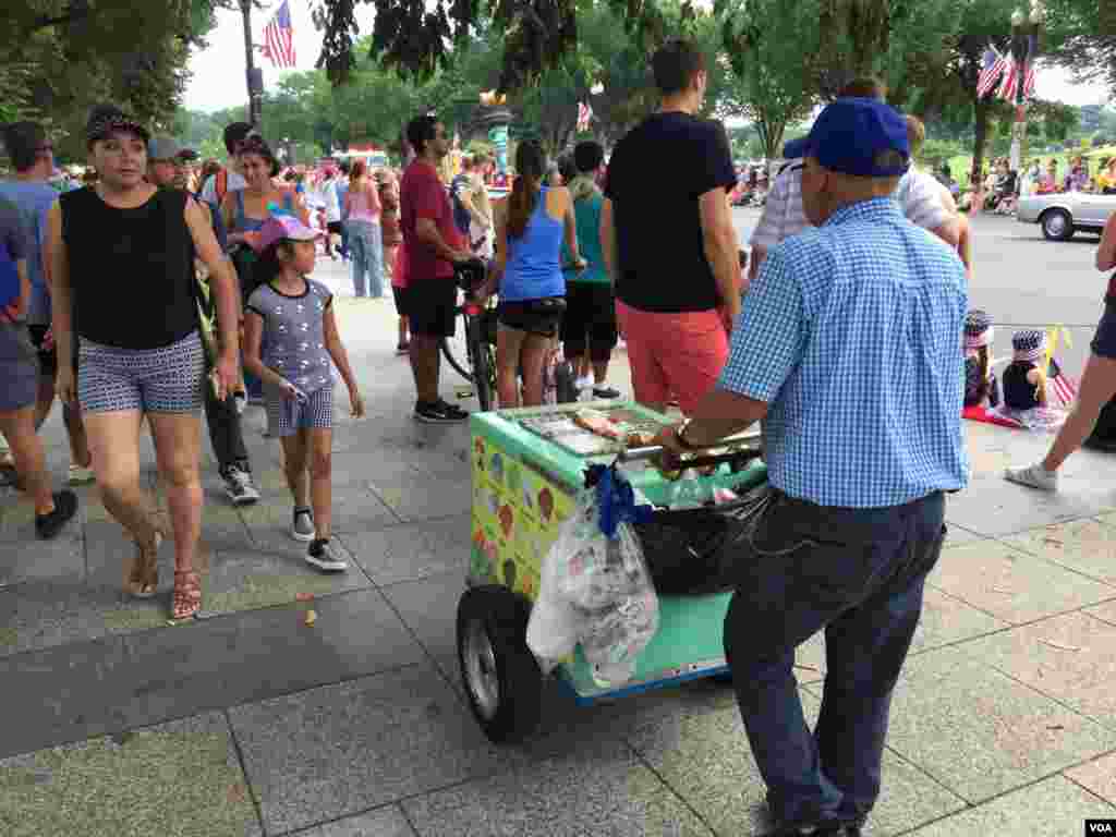 美国国庆游行，各路商贩兜售零食和纪念品(2018年7月4日)