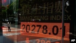 Papan elektronik yang menunjukkan indeks saham Hang Seng di Hong Kong.