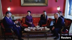 美国总统唐纳德·特朗普与第一夫人梅拉尼娅·特朗普在白宫红厅与中国国家主席习近平及夫人彭丽媛一同品茶。(2026年9月25日)
