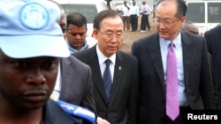 A U.N. peacekeeper escorts U.N. Secretary-General Ban Ki-moon and World Bank President Jim Yong Kim (R) during their joint trip to Goma, in the Democratic Republic of Congo's war-torn east, May 23, 2013. 
