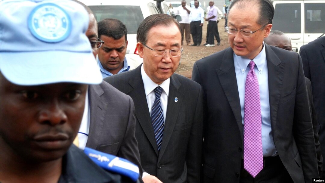 A U.N. peacekeeper escorts U.N. Secretary-General Ban Ki-moon and World Bank President Jim Yong Kim (R) during their joint trip to Goma, in the Democratic Republic of Congo's war-torn east, May 23, 2013. 